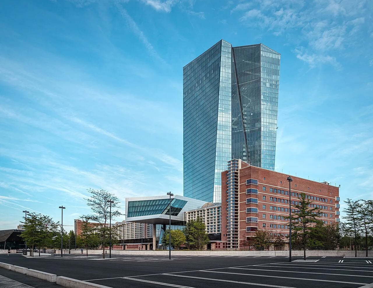 ECB hikes rates by 25 basis points: deposit rate rises to 2.50%