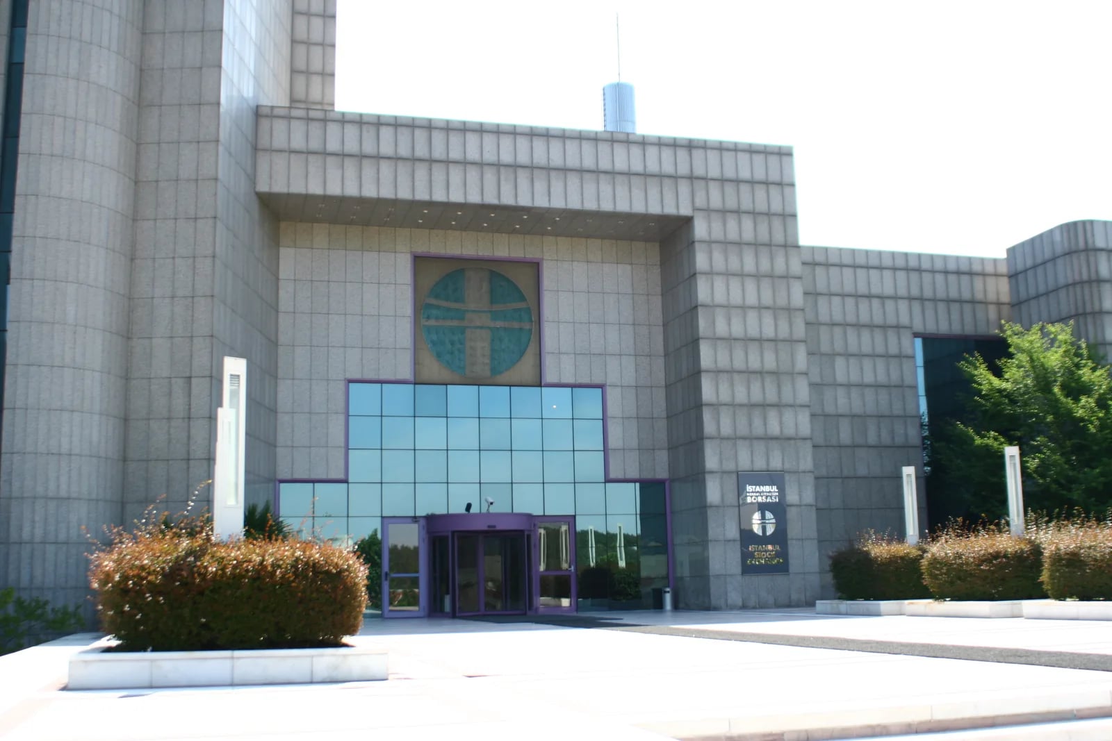 Turquía detiene a 45 personas en el escándalo de fondos mientras las reservas del banco central caen 4,3 billion dollars